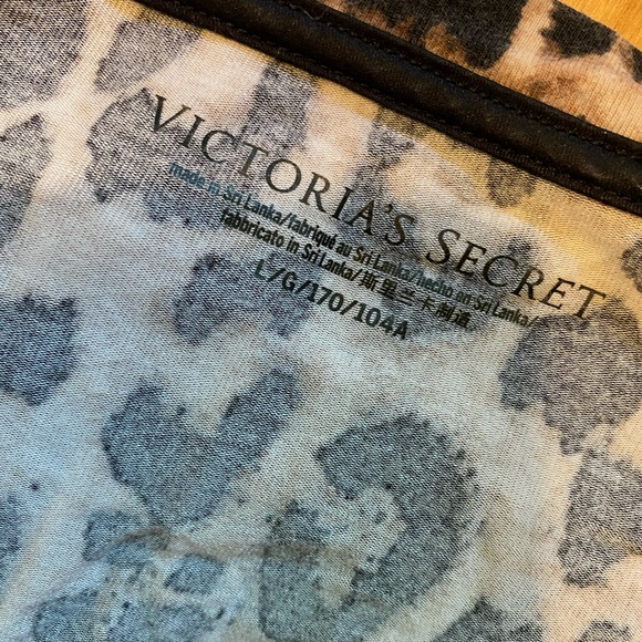 Victoria’s Secret Wide Vneck leopard print Tshirt - Picture 4 of 5